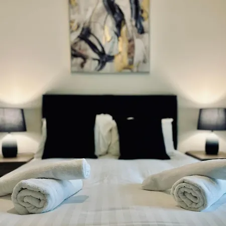 Conveniently Located One Bed Apt In Old Trafford-3